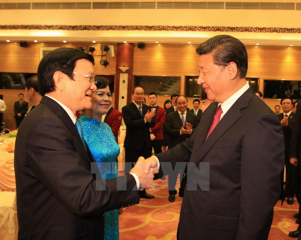 Le président du Vietnam, Truong Tan Sang (gauche), salue le secrétaire général du Parti communiste chinois et président de la Chine, Xi Jinping.