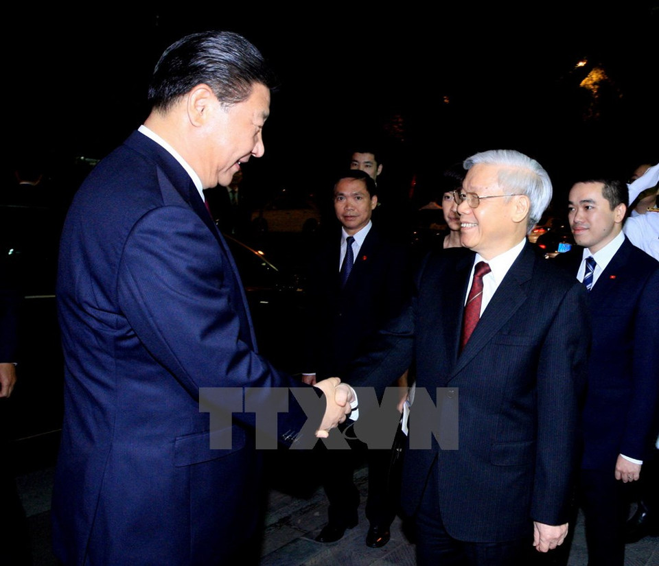 Le secrétaire général du PCV Nguyen Phu Trong (droite) accueille le secrétaire général du Parti communiste chinois et président de la Chine, Xi Jinping. 