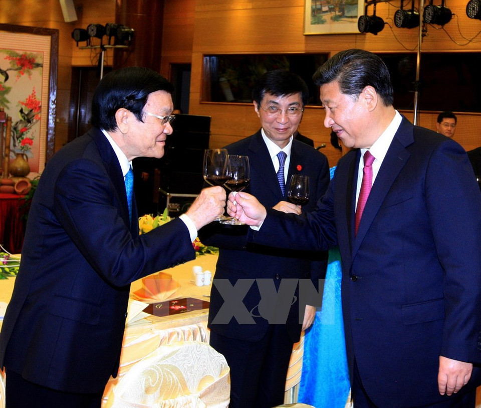 Truong Tan Sang et Xi Jinping portent un toast.