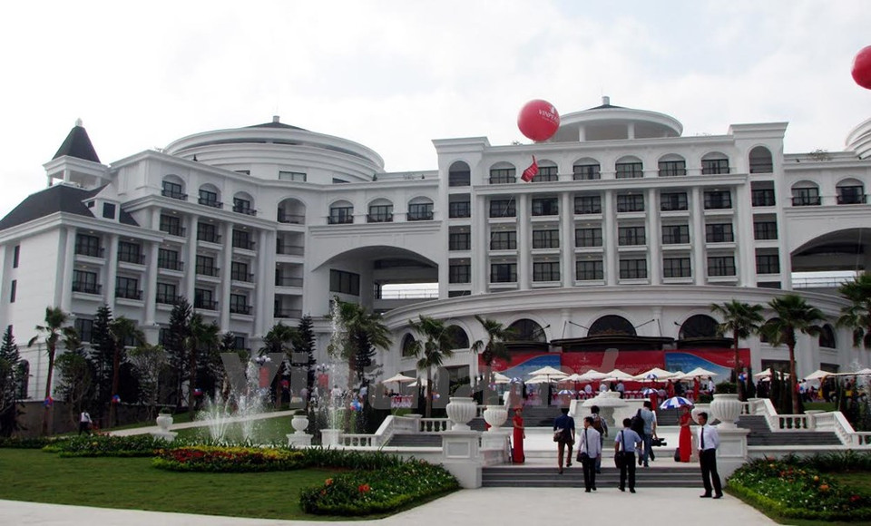D'une superficie de 47.000 m², ce complexe a été construit sur l'île de Reu, dans la baie de Ha Long, patrimoine naturel mondial reconnu par l'UNESCO.