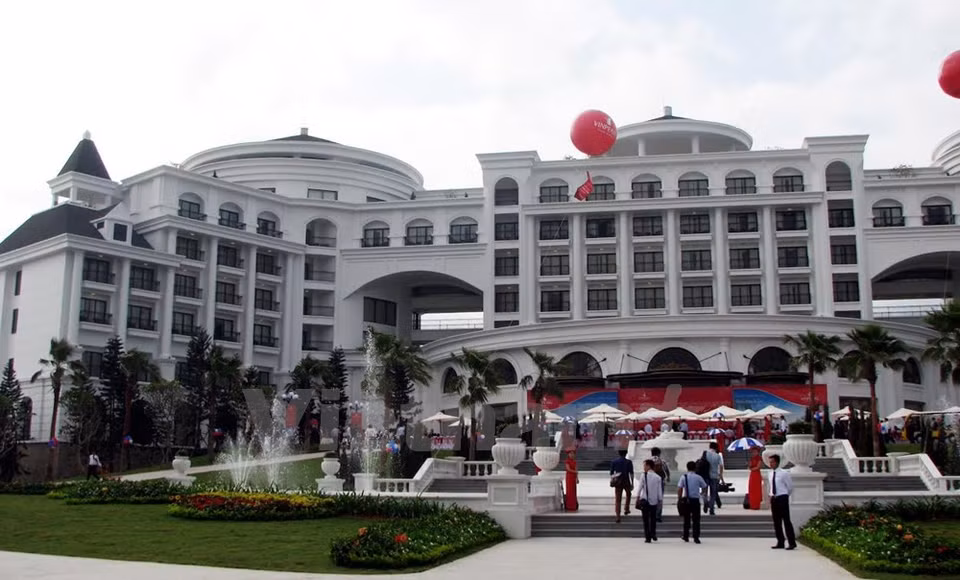 D'une superficie de 47.000 m², ce complexe a été construit sur l'île de Reu, dans la baie de Ha Long, patrimoine naturel mondial reconnu par l'UNESCO.