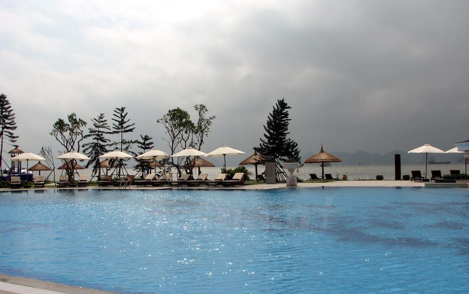 D'un fonds d'investissement total de 53 millions de dollars, il dispose d'un hôtel 5 étoiles avec 384 chambres, de restaurants, d'un centre de conférences, d'une zone de loisirs, d'un bar, d'une piscine et d'une plage artificielle. 