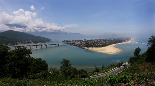 Au sommet du col des Nuages, on peut jouir d’une vue panoramique sur la baie de Lang Cô, Da Nang, le port de Tiên Sa, la péninsule de Son Trà et l’île de Cù Lao Chàm.