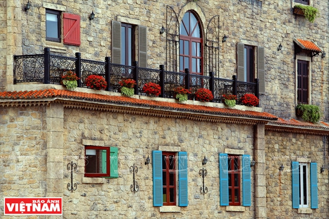 Des balcons ornés de pots de fleurs. 