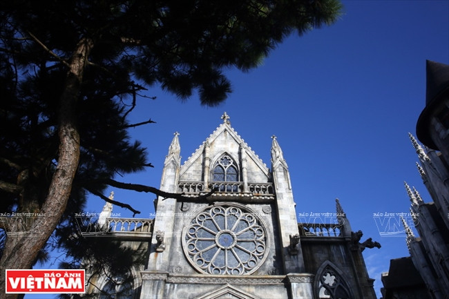 La façade de l’église. 