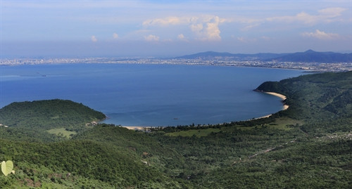 La baie de Da Nang au pied du col des Nuages
