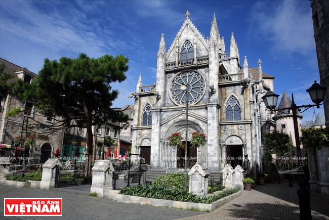 Une église a été construite au centre du village français. 