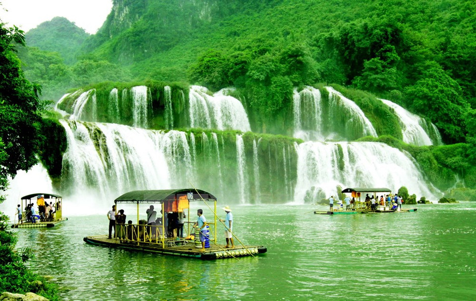 Les touristes visitent la cascade de Ban Gioc. Photo : Phuong Hoa/VNA