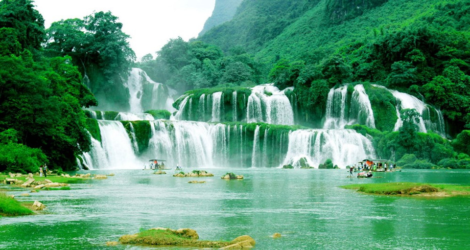 Ces dernières années, la cascade de Ban Gioc accueille 30.000 visiteurs chaque année en moyenne. Photo : Phuong Hoa/VNA