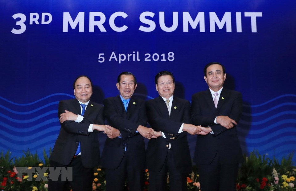 Le Premier ministre Nguyên Xuân Phuc (1er, à gauche) et d'autres délégués au 3e Sommet de la Commission du Mékong (MRC). 