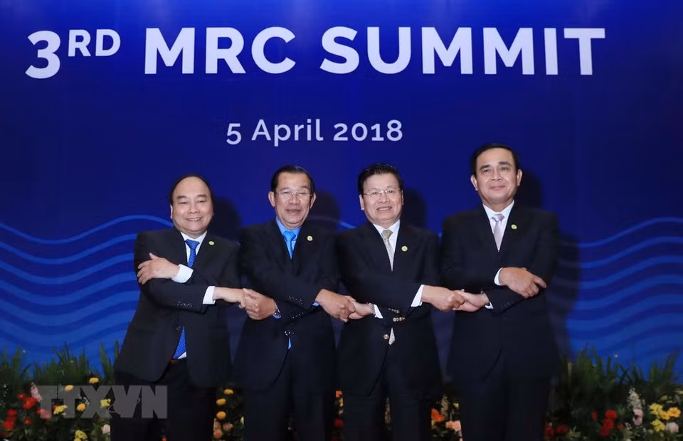 Le Premier ministre Nguyên Xuân Phuc (1er, à gauche) et d'autres délégués au 3e Sommet de la Commission du Mékong (MRC). 