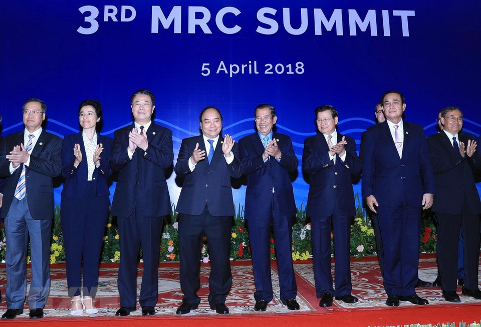 Le Premier ministre Nguyên Xuân Phuc (au milieu) participe à la cérémonie d’ouverture du 3e Sommet de la MRC. 