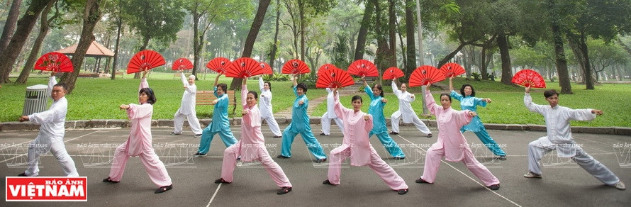 Non seulement le « ventilateur en papier » du Vietnam est une arme mais que toutes les sortes de ces produits, s’ils sont correctement utilisés, deviennent aussi des armes défensives efficaces. De plus, l'utilisation d’un ventilateur ordinaire rend cette arme plus proche, plus familière. Photo: VNP