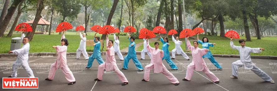 Non seulement le « ventilateur en papier » du Vietnam est une arme mais que toutes les sortes de ces produits, s’ils sont correctement utilisés, deviennent aussi des armes défensives efficaces. De plus, l'utilisation d’un ventilateur ordinaire rend cette arme plus proche, plus familière. Photo: VNP
