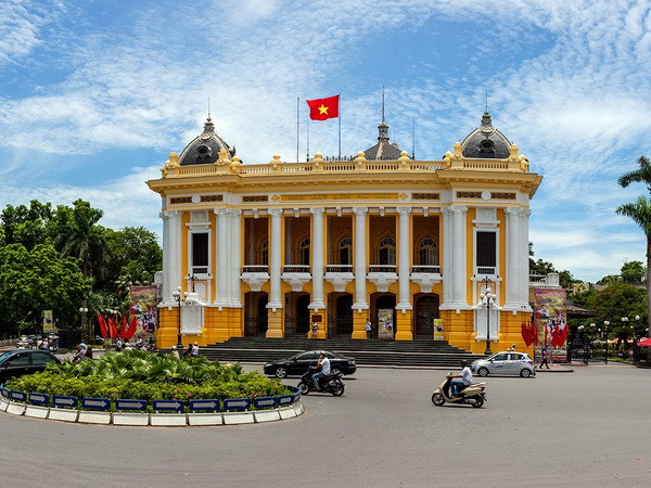 Situé en plein cœur de la capitale, l’Opéra de Hanoi n’est pas que l’éminent représentant de l’architecture française. C’est aussi un haut-lieu qui a accueilli les grands événements du pays. Cet ouvrage centenaire prisé des touristes est une fierté des Hanoïens. Photo : VietnamPlus