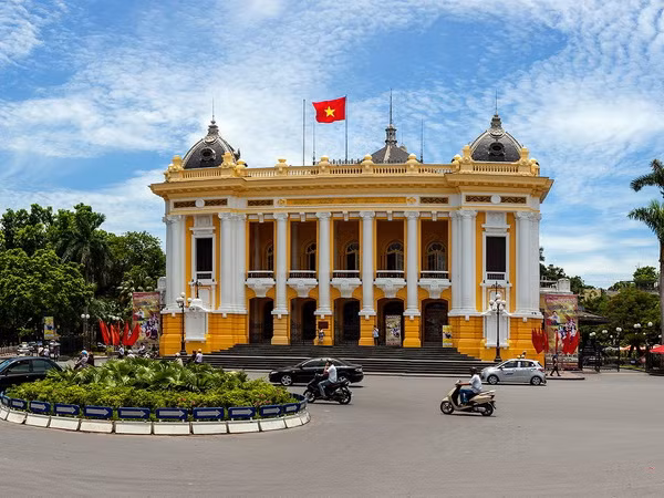Situé en plein cœur de la capitale, l’Opéra de Hanoi n’est pas que l’éminent représentant de l’architecture française. C’est aussi un haut-lieu qui a accueilli les grands événements du pays. Cet ouvrage centenaire prisé des touristes est une fierté des Hanoïens. Photo : VietnamPlus
