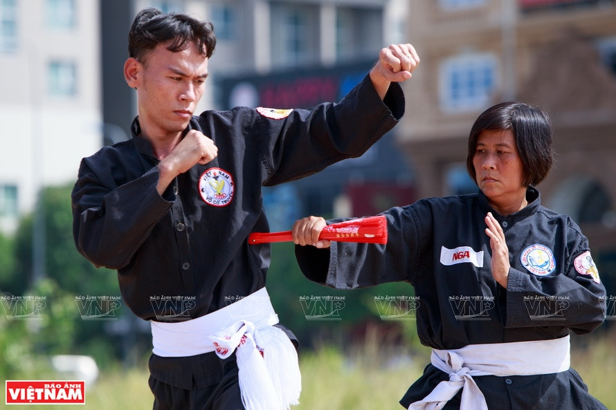 Pour valoriser les atouts de cette arme dans l’art martial, il faut que les pratiquants aient la flexibilité, la puissance, la balance. Photo: VNP