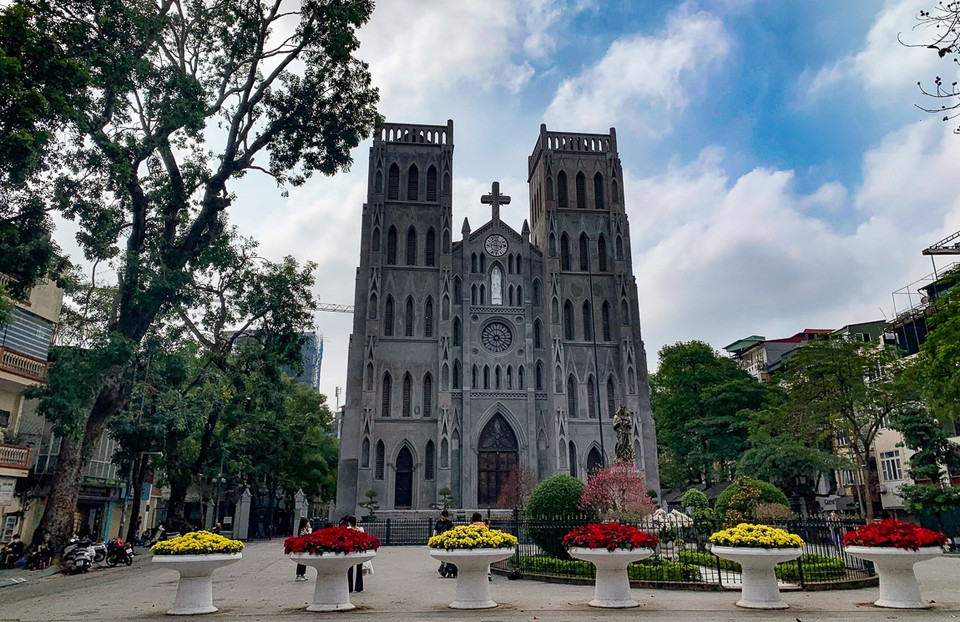 La cathédrale Saint-Joseph se trouve rue Nhà Chung, à 5 minutes de marche du lac de l’Epée restituée. Elle se classe toujours première dans la liste des sept cathédrales les plus réputées de Hanoi. Durant trois siècles, elle a été le témoin muet des changements considérables de la capitale. Photo : VNA