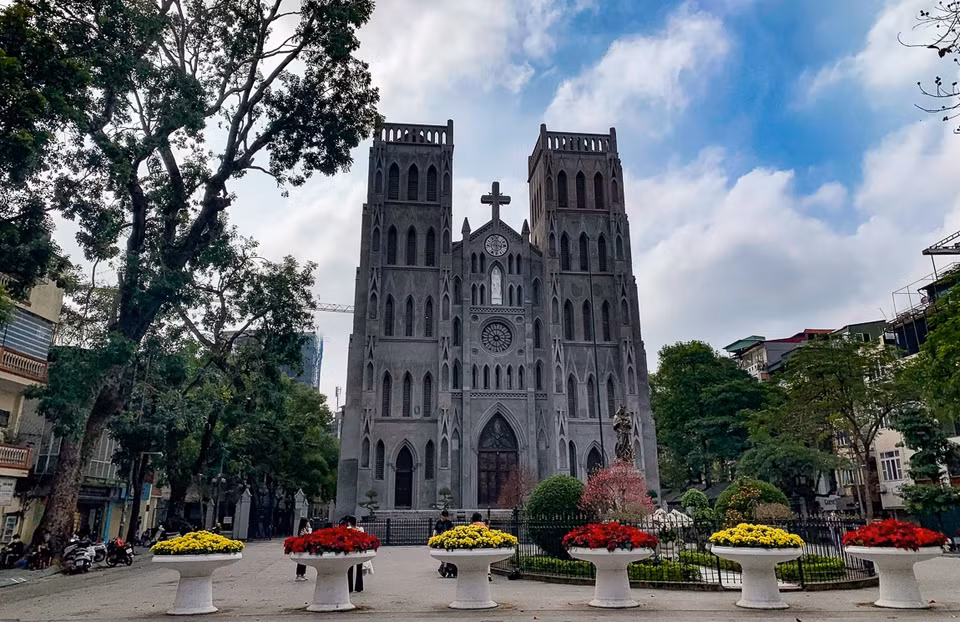 La cathédrale Saint-Joseph se trouve rue Nhà Chung, à 5 minutes de marche du lac de l’Epée restituée. Elle se classe toujours première dans la liste des sept cathédrales les plus réputées de Hanoi. Durant trois siècles, elle a été le témoin muet des changements considérables de la capitale. Photo : VNA