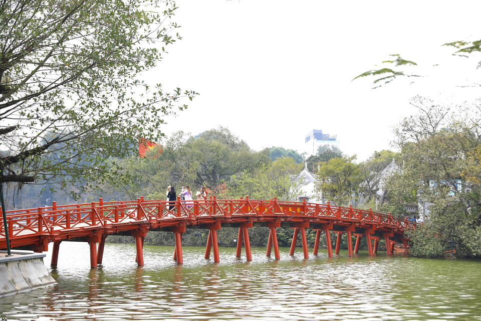 Le pont Thê Húc (vietnamien : Cầu Thê Húc, en français : pont du Soleil levant) est une passerelle sur le lac Hoan Kiem à Hanoï. Réservé aux piétons, il est l'un des monuments emblématiques de la capitale du Vietnam. Le pont mène à la petite île de la montagne de Jade du lac Hoan Kiêm où est construit le Temple Ngoc Son. Le pont en bois rouge vif a 15 travées et 32 piliers. Son rouge éclatant se complète joliment avec les eaux vertes, encore plus agréables avec la verdure des jardins aux alentours. Photo : VNA