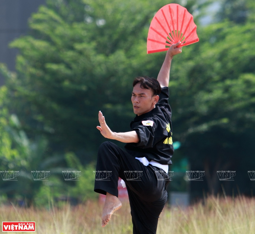 L’utilisation martiale du « khan ran » demande des techniques spécifiques. Sa puissance réside dans les techniques de renversement, d'accrochage, d'attache... Sa caractéristique douce permet aux pratiquants d’attaquer vite et de façon flexible. Photo: VNP