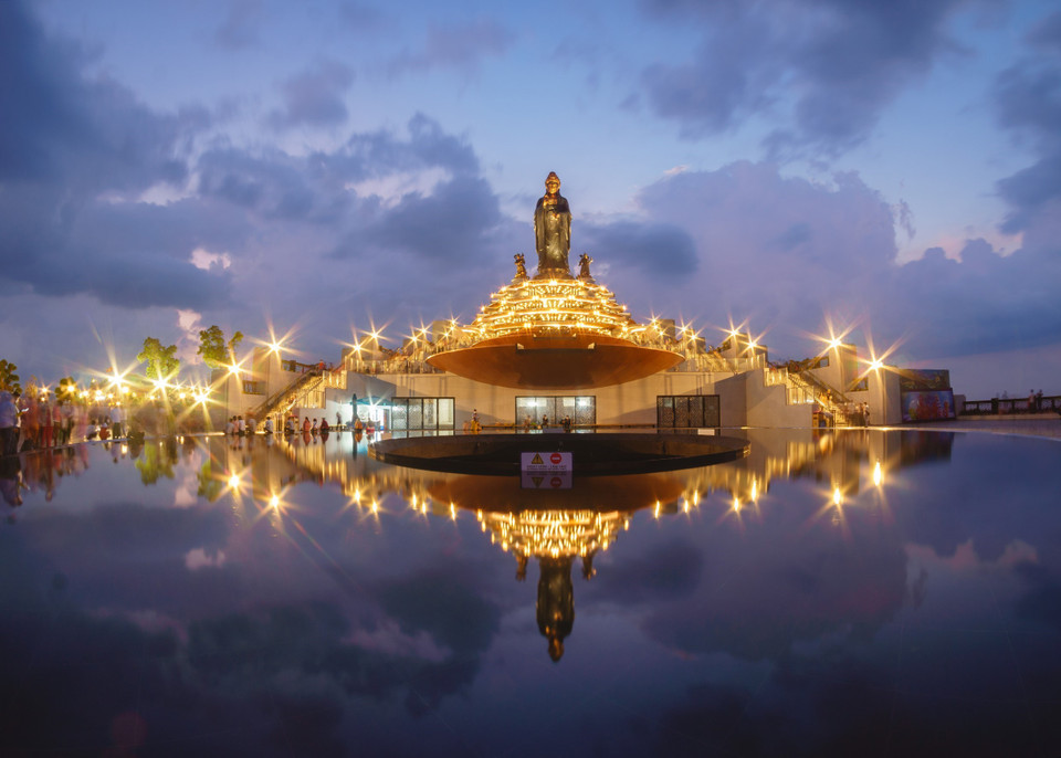 Le mont Ba Den, endroit célèbre à Tay Ninh (Sud), possède la plus haute statue de Bouddha en bronze d'Asie, appelée "statue de Bouddha Tây Bô Da Son". Photo: VNA