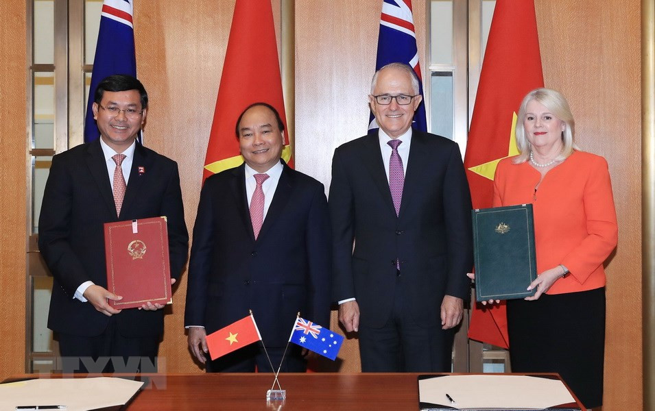 Les deux Premiers ministres assistent à la cérémonie de signature des conventions de coopération.