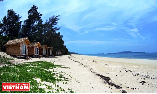 De jolies petites maisons en bois colorées, plage Hông Vàn. 