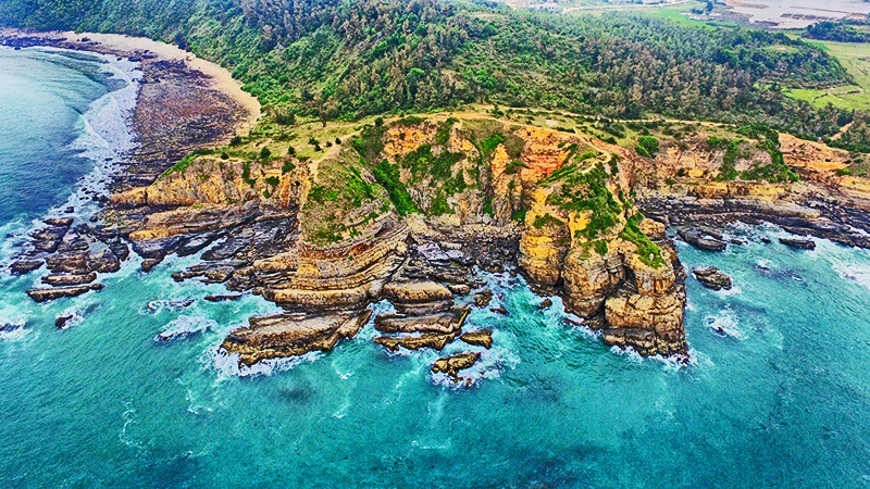 Récifs de Mong Rông (Griffes du Dragon), appelés encore Câu Mi, une combinaison unique entre roches et océan.