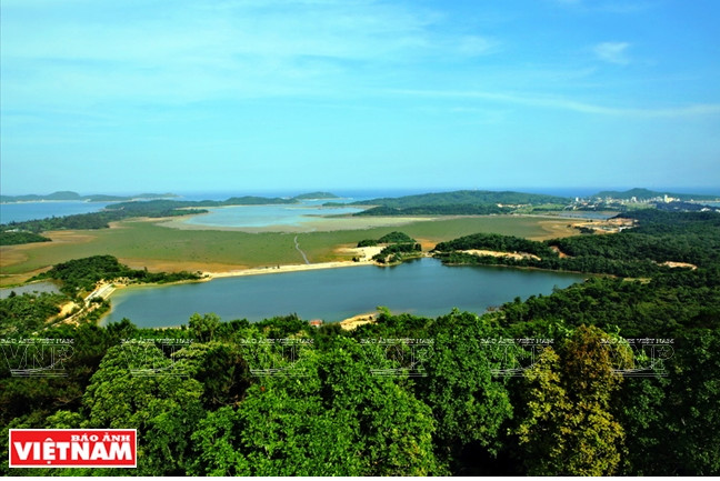 Panorama de Cô Tô vu du sommet du phare. 