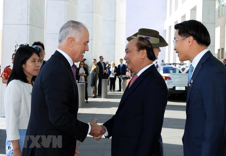 Le Premier ministre australien Malcom Turnbull (gauche) reçoit son homologue vietnamien Nguyen Xuan Phuc. 