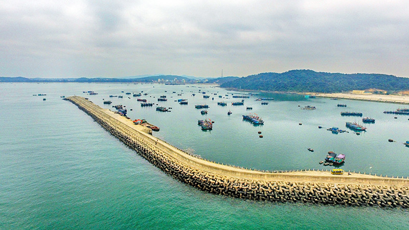  Le village de pêche et le parc logistique de pêche de l'île de Cô Tô. Ici, les visiteurs peuvent découvrir l'exploitation et la transformation des produits de la pêche. 