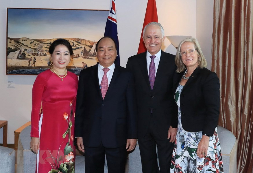 Les deux Premiers ministres et leurs épouses.