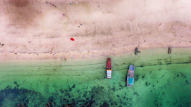 Cô Tô séduit les touristes non seulement par sa nature encore préservée, ses splendides plages, ses fruits de mer, mais encore par la vie de ses habitants locaux et le développement rapide de l’écotourisme.