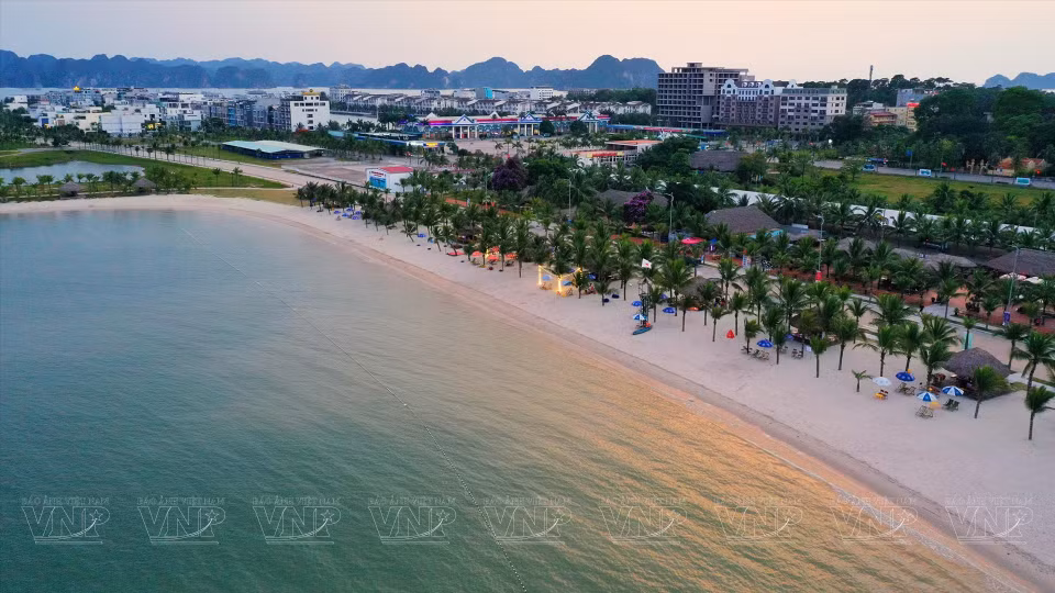  L'île de Tuan Chau est considérée comme une île perlière en raison de son sable blanc fin et de son eau cristalline. Photo: VI