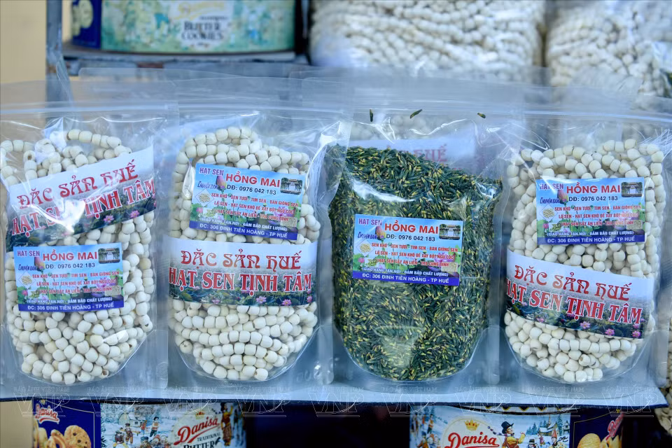 Produits fabriqués à partir de lotus frais du lac Tinh Tam vendus dans la rue Dinh Tien Hoang. Photo : VI 