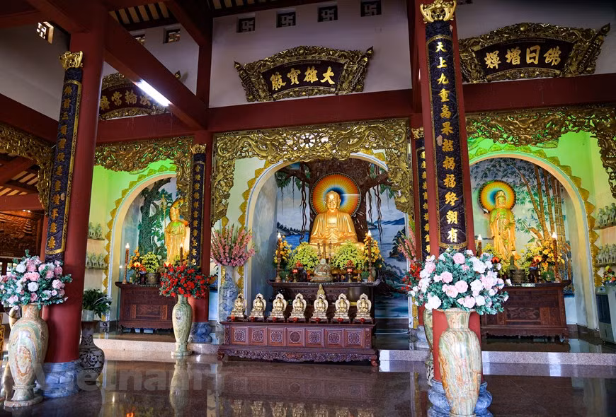  En plus de visiter et d'apprendre sur la culture religieuse, la pagode Linh Ung est également une destination idéale pour se détendre et trouver la paix dans la vie trépidante. Photo : Vietnamplus 