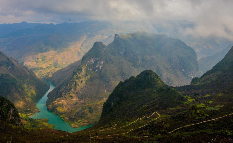  Au pied du col, se trouve la rivière Nho Que où les visiteurs sont surpris par un majestueux panorama de montagnes et forêts. Photo:VNA