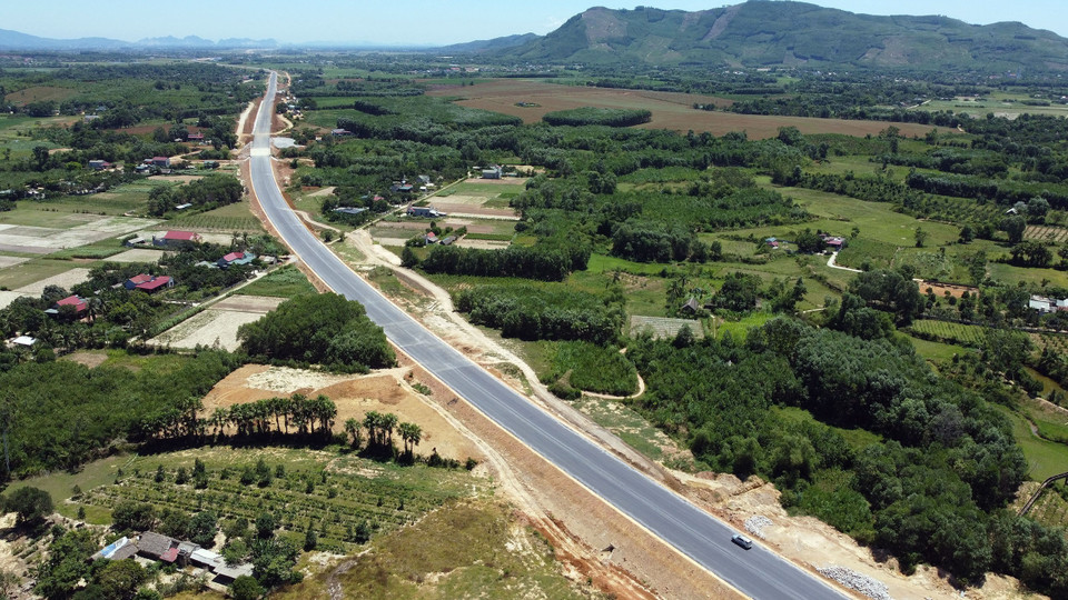  L’autoroute Nghi Son - Dien Chau fait une longueur de 50 km, partant de la commune de Tan Truong, chef-lieu de Nghi Son dans la province de Thanh Hoa, jusqu'à la commune de Dien Thap, district de Dien Chau, province de Nghe An. La partie traversant Thanh Hoa fait 6,5 km de long et celle traversant Nghe An mesure 43,5 km. Photo : VNA 
