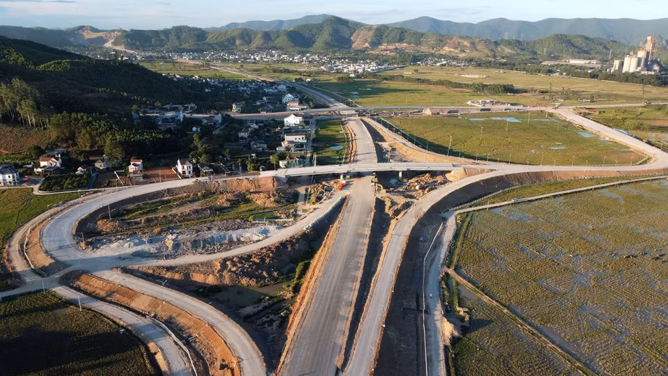  L'intersection entre l'autoroute Nghi Son - Dien Chau et la Nationale 48D, située dans la province de Nghe An, est actuellement en cours d'achèvement. Photo : VNA 