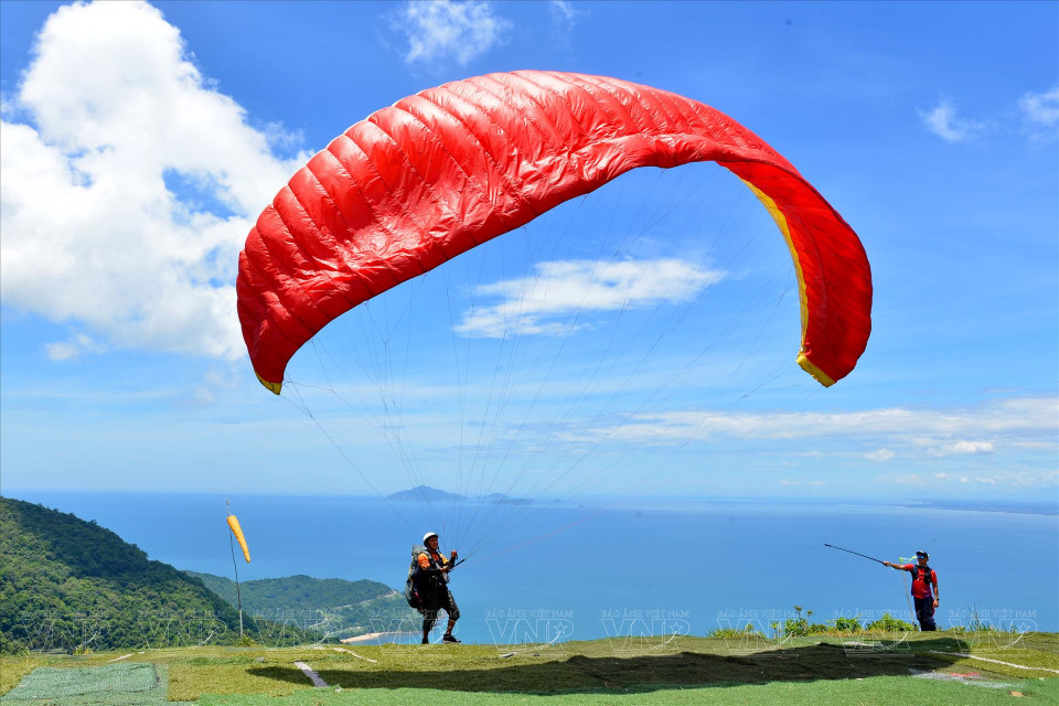  Un pilote de parapente s'apprête à décoller du sommet de Son Tra, à près de 700 mètres d'altitude. Photo : VI