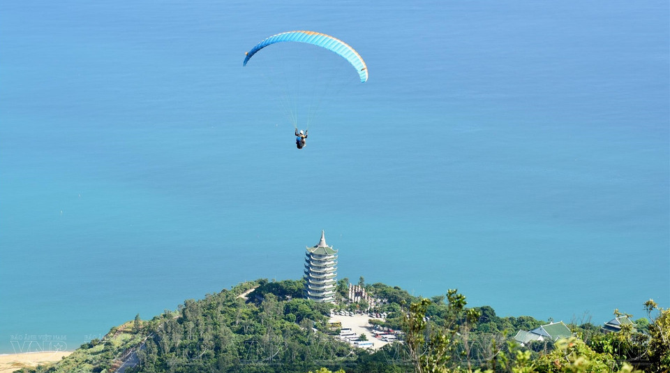  Sous les ailes de parapente, vous pourrez découvrir la célèbre pagode Linh Ung de Da Nang. Photo : VI