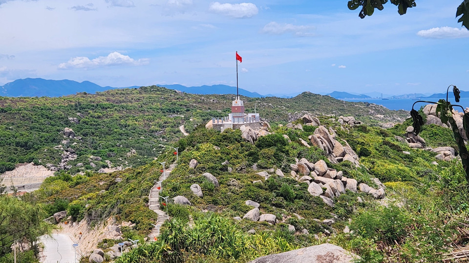  Le mât au drapeau est une des attractions phares de Cu Lao Xanh. Photo : VNA