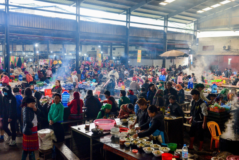  Le marché de Meo Vac est un lieu d'échanges commerciaux de produits de première nécessité, d'outils et de produits agricoles pour les Mong, Dao, Lo Lo, Giay..., mais c'est aussi une occasion pour les gens de se rencontrer. Photo: VNA