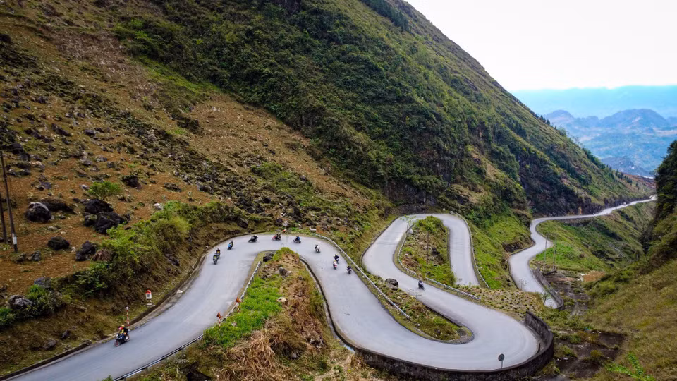  En 1959, de jeunes volontaires ont créé une route de 184 km reliant la ville de Hà Giang au plateau calcaire de Dông Van, en passant par le col de Ma Pi Leng et Meo Vac. Comprenant des milliers de virages entre les falaises, cette route montre la force de l’homme face à la nature. Photo : VNA 