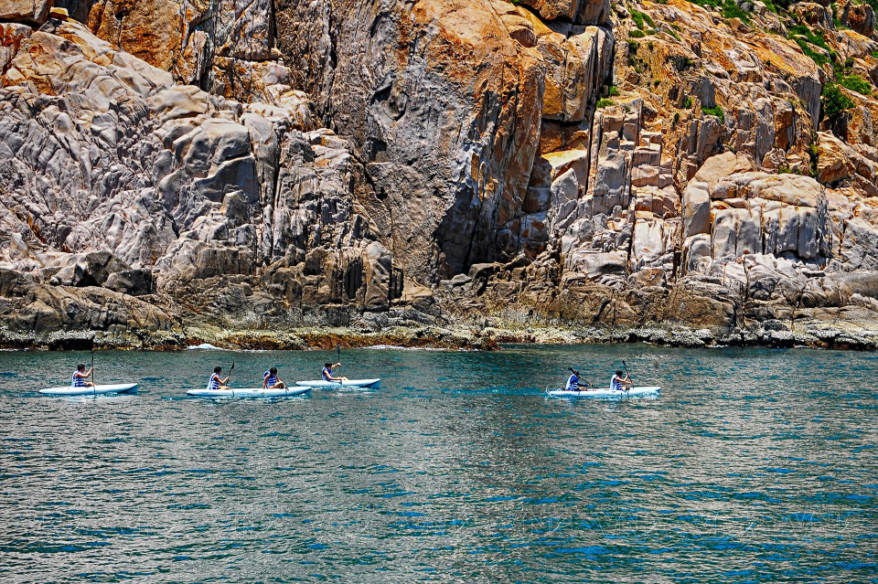  L’eau de la baie de Vinh Hy est si limpide que l’on peut observer des bancs de poissons autour du bateau. Photo : VI