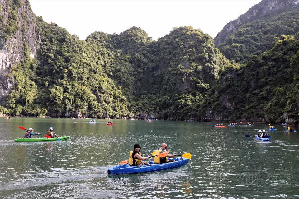  Depuis Tuan Chau, les touristes peuvent se rendre dans la zone de kayak de la baie d'Ha Long. Photo: VI