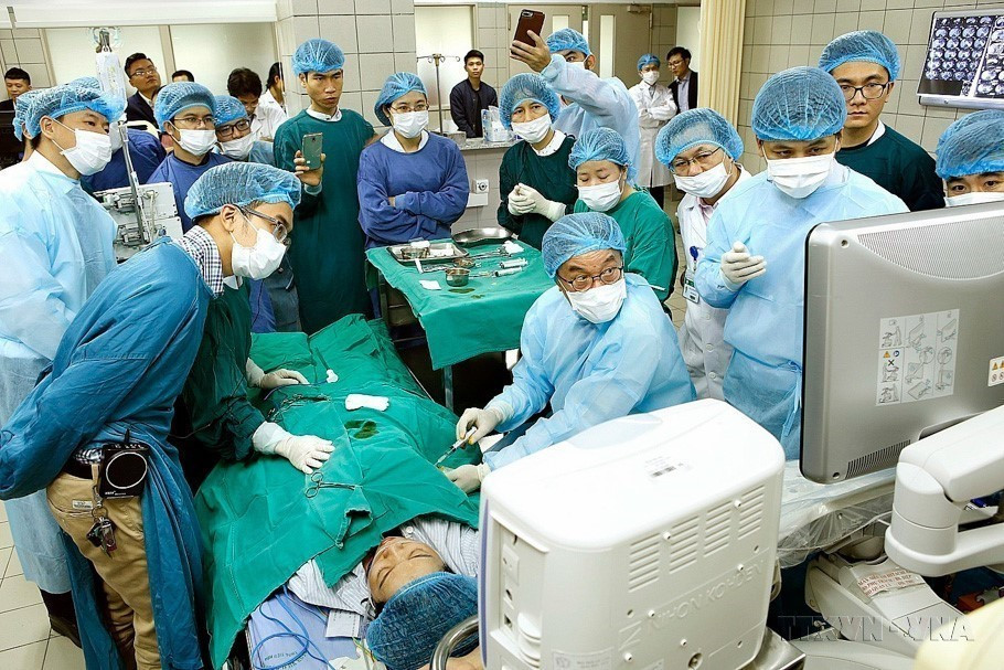  Un expert japonais présente la technique d'échographie interventionnelle - ablation à haute fréquence du cancer du foie avec le faisceau d'aiguilles de Leveen, aux médecins de l'hôpital Bach Mai, en 2018. Photo : VNA