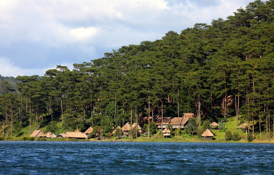  Situé à une altitude de 1.000m au dessus du niveau de la mer, le lac Tuyên Lâm a une superficie de 360 ha, s’étendant au sein d’une vallée entourée de forêts verdoyantes. Chaque brise fraîche du lac fait l’atmosphère extrêmement salubre et agréable. Photo: VNA