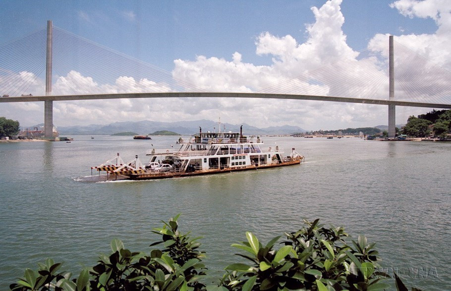  Le pont à haubans de Bai Chay (province de Quang Ninh) a été construit grâce à des APD japonaises. Photo : VNA